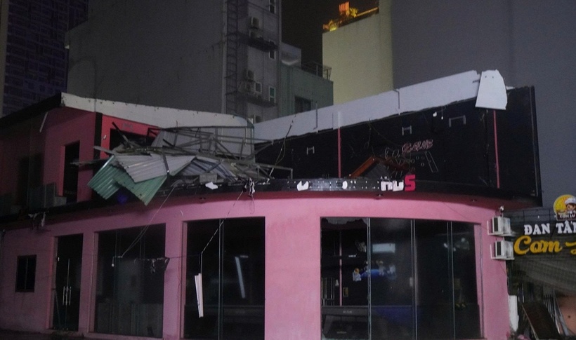 Nhiều hàng quán tại các phường như Quy Nhơn, Quy Nhơn Nam, tỉnh Gia Lai bị bão tàn phá gây hư hỏng.