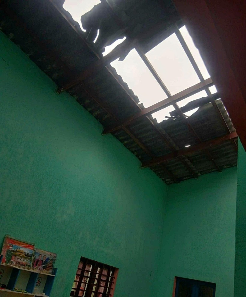 Nhà dân ở xã Phù Mỹ, tỉnh Gia Lai bị tốc mái do gió giật mạnh.