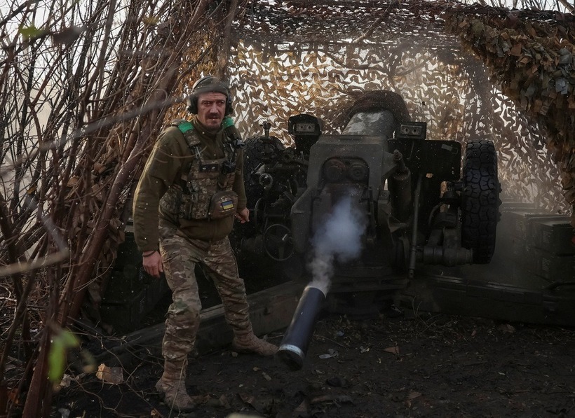 Binh sĩ Ukraine chiến đấu ở Dobropillia, vùng Donetsk (Ảnh: Reuters).