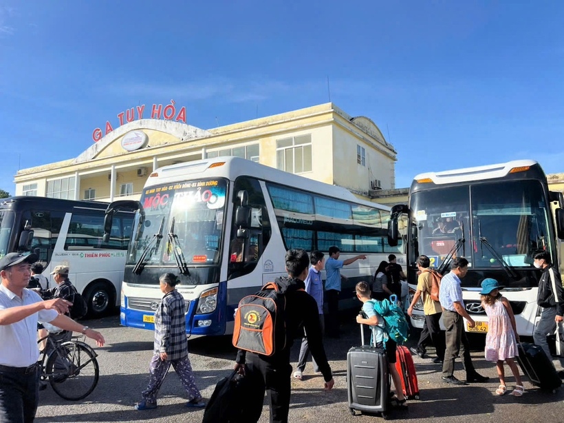 Ngành Đường sắt tổ chức chuyển tải hành khách trên các chuyến tàu đi qua khu vực, từ ga Tuy Hòa (Đắk Lắk) đến ga Diêu Trì (Gia Lai)