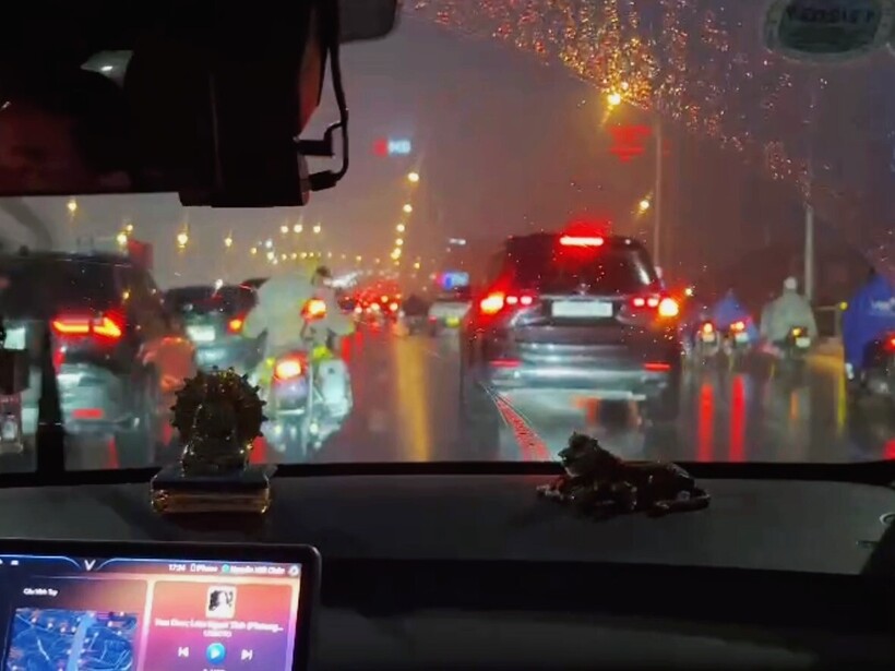 CSGT dùng xe mô tô chuyên dụng mở đường cho xe chở bệnh nhân di chuyển đến bệnh viện.