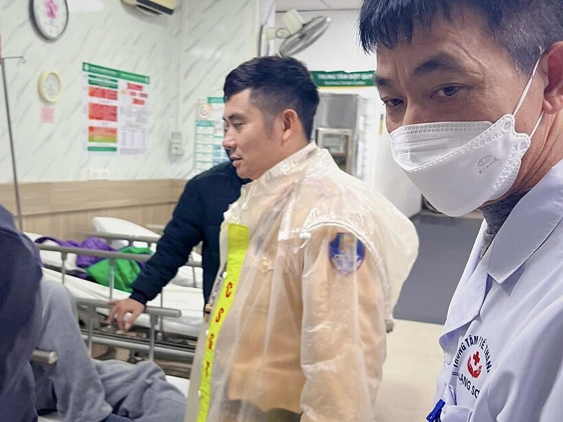 Đại uý Phạm Thanh Lâm trực tiếp hỗ trợ gia đình đưa bệnh nhân vào viện cấp cứu.