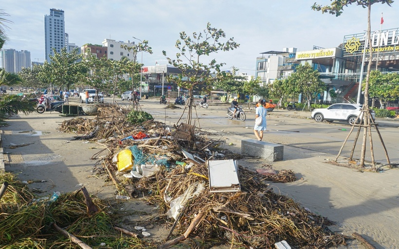 Do ảnh hưởng của bão số 13 Kalmaegi, đường Võ Nguyên Giáp, phường Sơn Trà (TP.Đà Nẵng) ngập rác do sóng biển đánh lên.