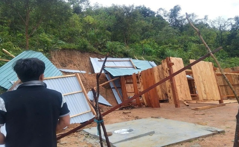 Hiện bộ đội và dân quân khẩn trương hòan thành việc dựng lại nhà tạm, đảm bảo chỗ ở an toàn cho người dân trước khi mưa gió có thể quay trở lại.