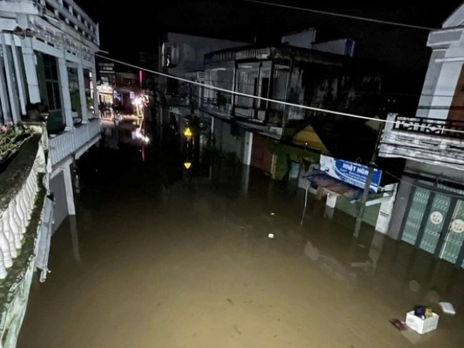 Khu vực trung tâm xã Đồng Xuân bị nước lũ chia cắt. Ảnh: Thanh niên