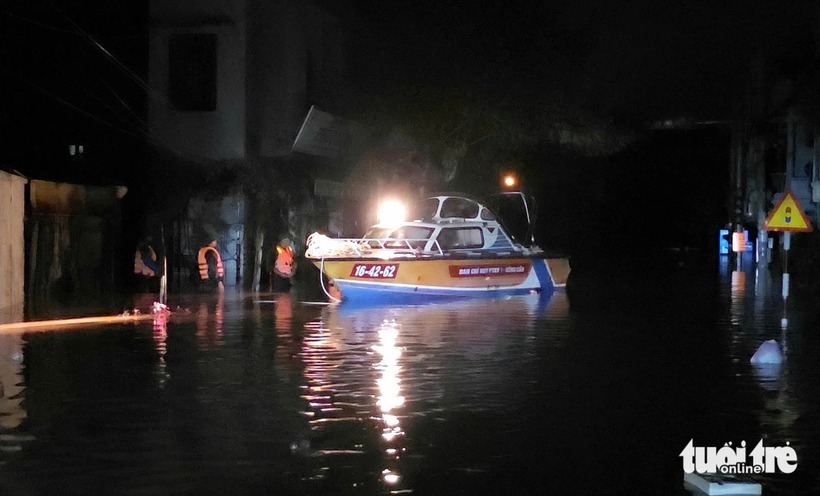 Lực lượng chức năng dùng ca nô để hỗ trợ các vùng ngập sâu tại xã Đồng Xuân rạng sáng nay 7/11. Ảnh: Tuổi trẻ