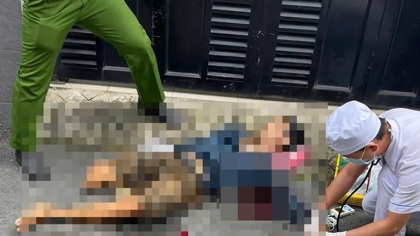 Người bán vé số khuyết tật tử vong bên đường, cạnh xe lăn ở TP.HCM. Ảnh: Pháp luật TP.HCM