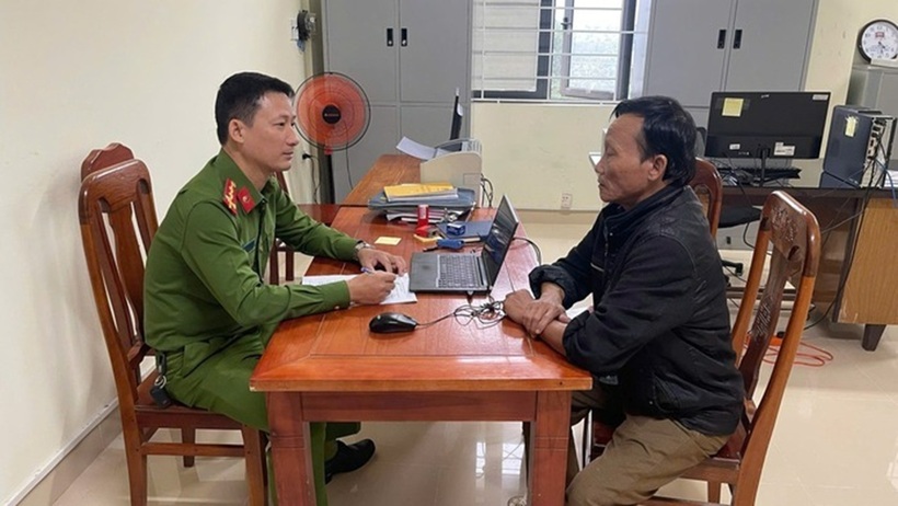 Đối tượng truy nã Võ Hữu Chiến ra đầu thú. Ảnh: Công an Quảng Trị