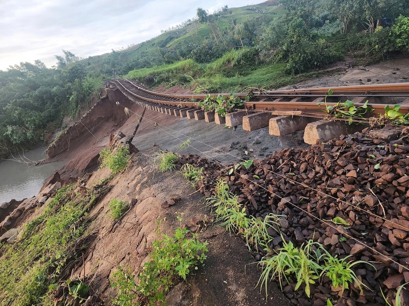 Do ảnh hưởng của bão số 13, một số đoạn đường sắt đã bị hư hỏng gây gián đoạn chạy tàu