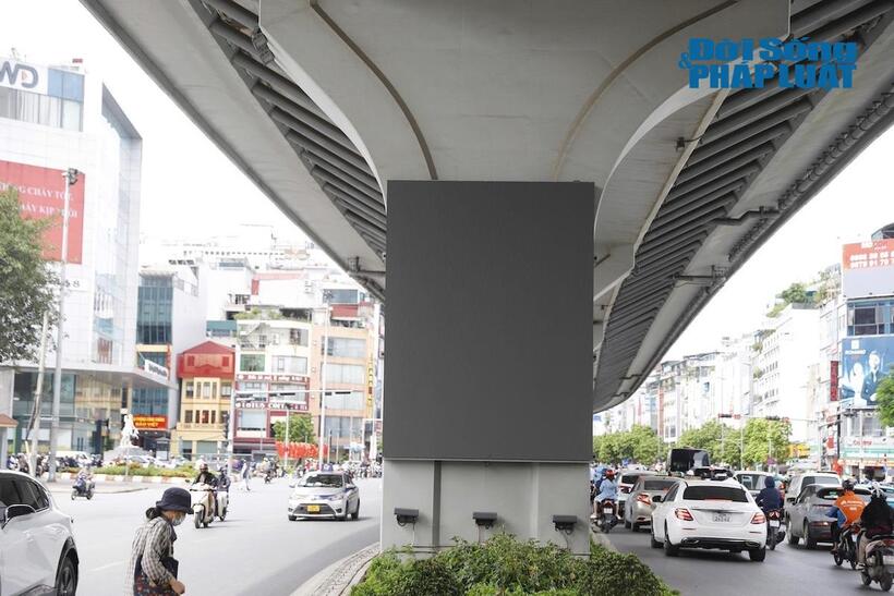 Màn hình kích thước 18 m², 164 màn hình 12 m² và 20 màn hình 3 m², gắn vào các trụ cầu theo thiết kế khung thép ôm sát