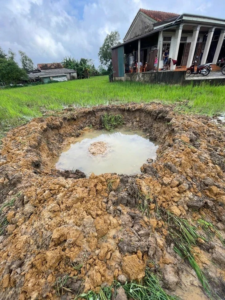 Hố đất to để lại sau vụ nổ. (Ảnh: Tuổi trẻ)