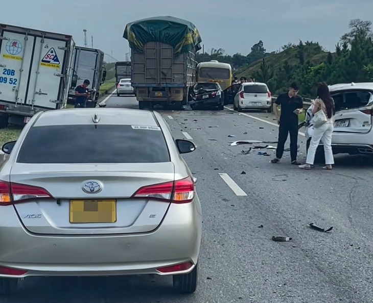 Hiện trường vụ tông xe liên hoàn trên cao tốc Hà Nội - Thái Nguyên. (Ảnh: Tuổi trẻ)