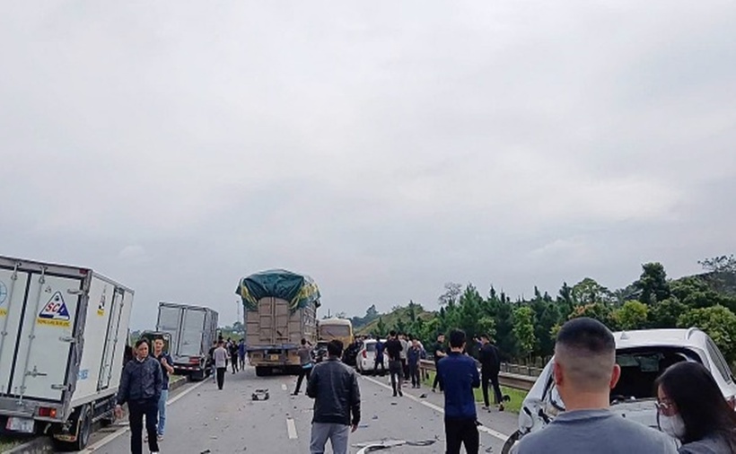 Vụ tai nạn làm 6 xe hư hỏng, may mắn không có thiệt hại về người. (Ảnh: CAND)