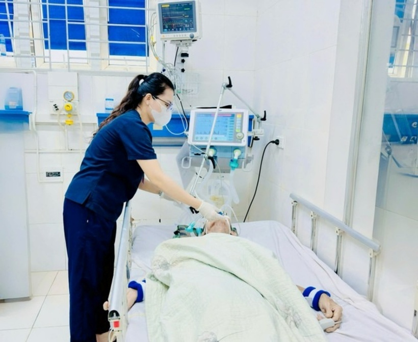 Bệnh nhân được duy trì thở máy xâm nhập tại Khoa Hồi sức tích cực – Chống độc. Ảnh: Sức khỏe & Đời sống.