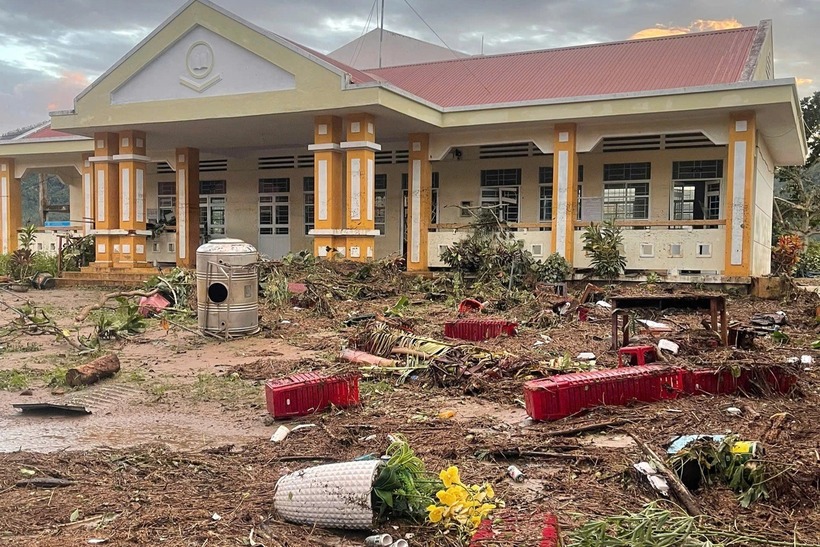Trường Tiểu học Phú Mỡ tan hoang sau cơn bão Kalmaegi. Ảnh: Dân trí