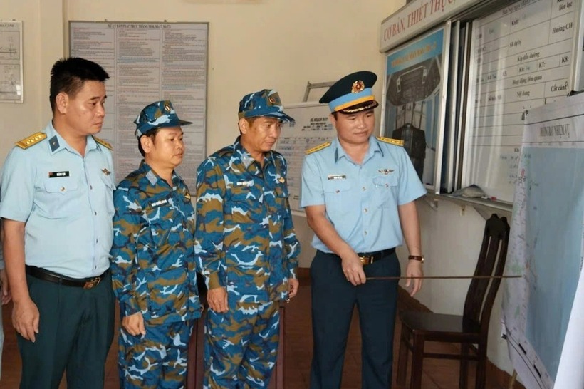 Lực lượng cứu hộ tính toán các phương án tìm kiếm 3 người mất tích bằng trực thăng. (Ảnh: Dân trí)