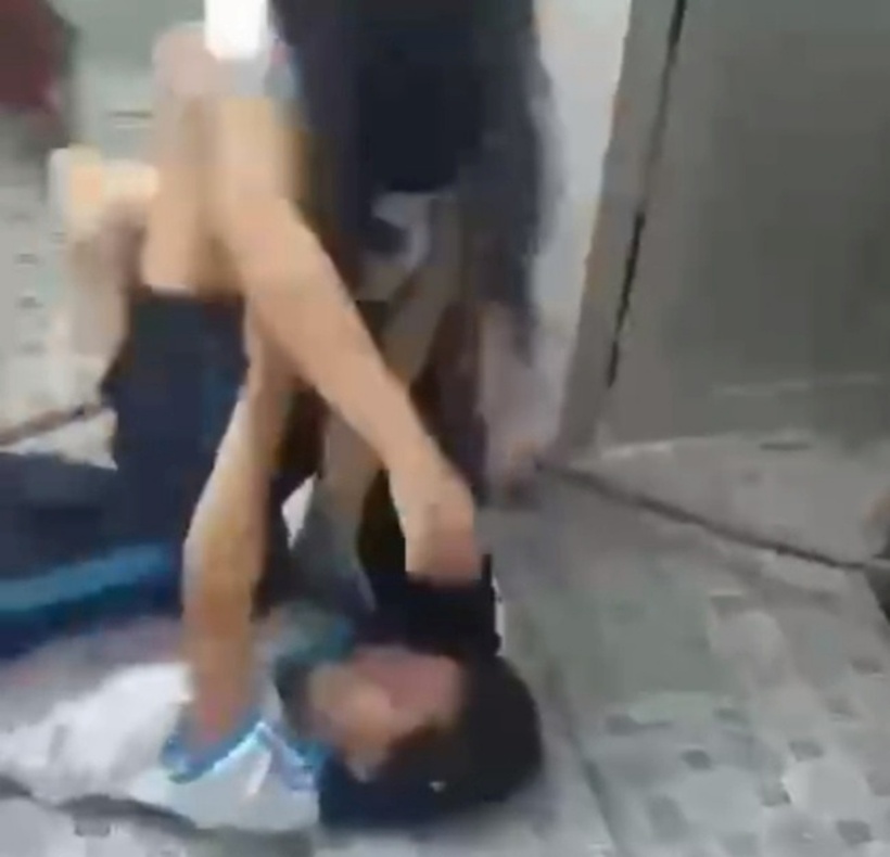 Hai hai nữ sinh đánh nhau trong nhà vệ sinh trường học ở TP.HCM. Ảnh: Tiền Phong.