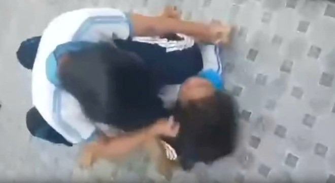 Nữ sinh đánh nhau trong nhà vệ sinh ở trường học. Ảnh: Lao động