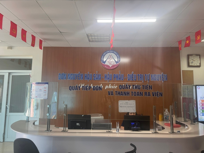 Bàn tiếp đón bệnh nhân.&nbsp; Bệnh viện Sản - Nhi Lào Cai
