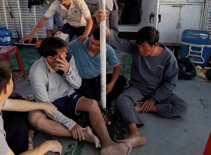 Hai nạn nhân gặp lại nhau sau những ngày mất tích trên biển. Ảnh: VietNamNet