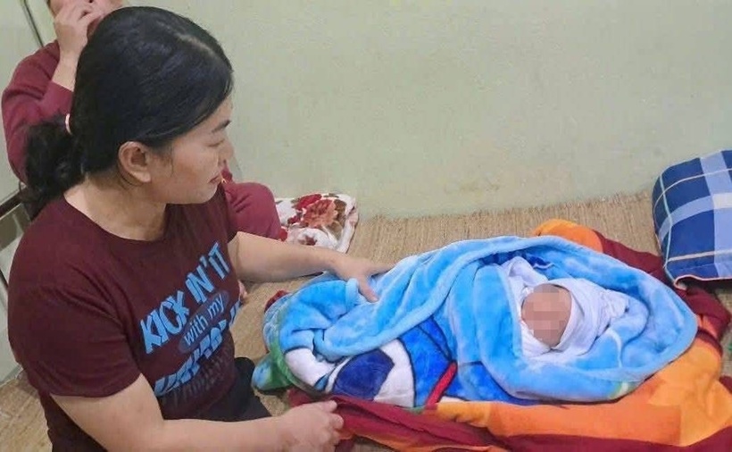 Bé trai sơ sinh bị bỏ rơi trước cổng nhà người dân trong đêm. (Ảnh: Tiền phong)