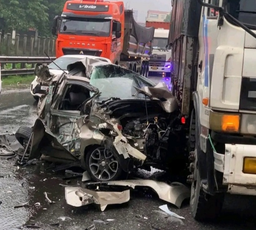 Hiện trường vụ tai nạn liên hoàn. Ảnh: Người Lao Động.