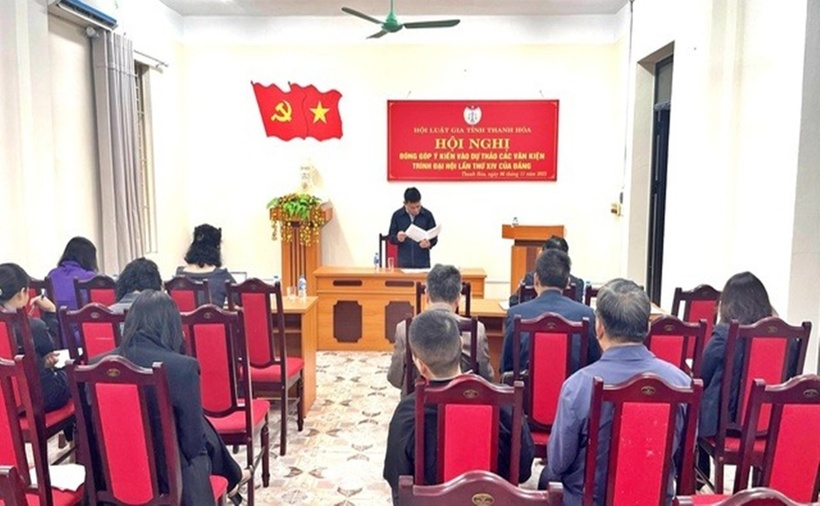 Các đại biểu tham dự và cho ý kiến tại hội nghị.