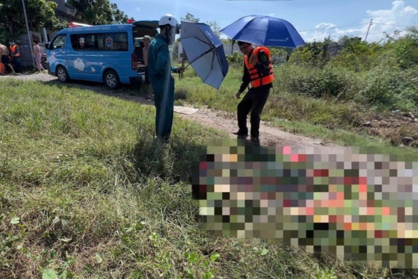 Thi thể người phụ nữ được đưa lên bờ. Ảnh: Báo Lâm Đồng.