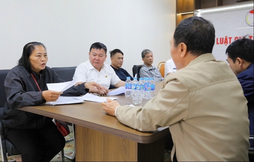 Đội ngũ tuyên truyền, tư vấn pháp luật chính là "cầu nối giữa pháp luật với nhân dân".&nbsp;(Hình ảnh người dân Tp.Hải Phòng được tư vấn pháp luật tại điểm tư vấn miễn phí do Hội Luật gia thành phố phối hợp tổ chức).