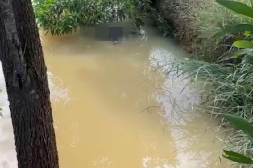 Người dân tá hoả phát hiện thi đang phân huỷ mạnh. Ảnh: Báo Lâm Đồng.