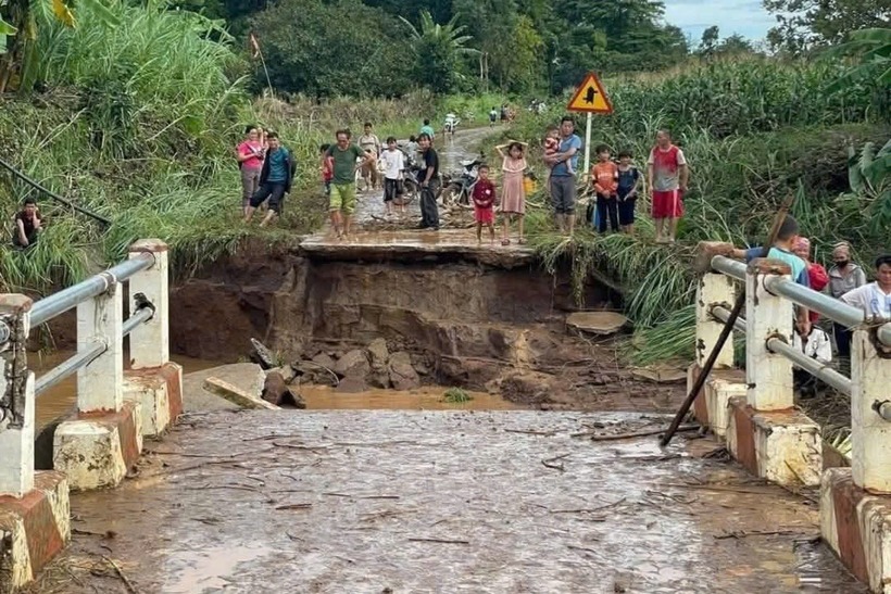 Cầu dân sinh tại buôn H'Mông bị sập do ảnh hưởng của mưa bão. (Ảnh: Dân trí)