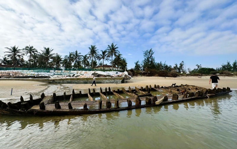 Phần lớn thân tàu cổ phát lộ trên biển sau khi thuỷ triều xuống. (Ảnh: Nhân dân)