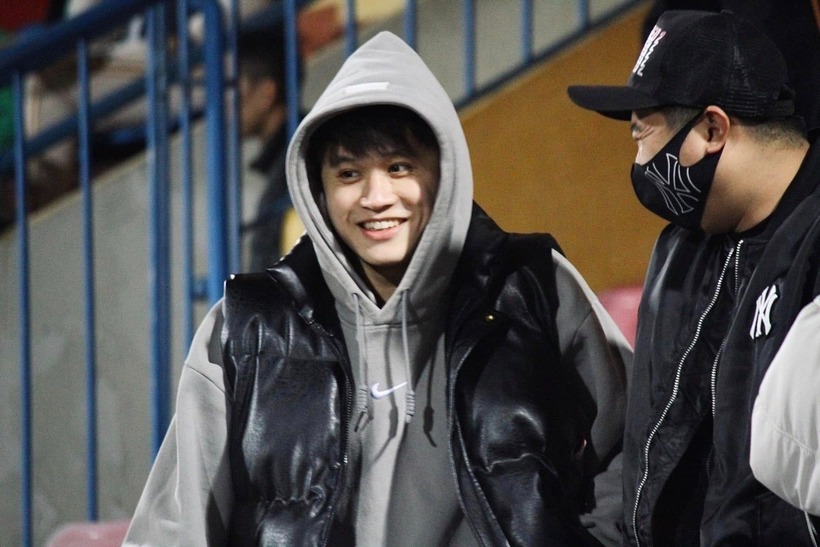 Nụ cười gây thương nhớ của Gia Bảo cùng nét mộc mạc trên gương mặt anh tạo nên sức hút rất riêng, vừa ấm áp vừa gần gũi. (Ảnh: Zing)