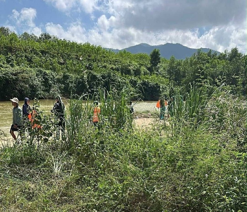 Thi thể ông T. được phát hiện trên đoạn sông gần sát khu vực đặt các vật dụng cá nhân của ông. Ảnh: Tiền Phong.