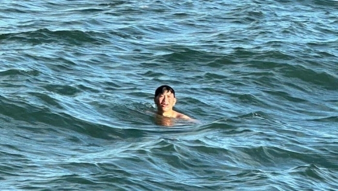 Anh Lê Văn Sanh thời điểm được tìm thấy vẫn bơi khỏe trên biển sau gần 2 ngày bị sóng cuốn. Ảnh: Người lao động