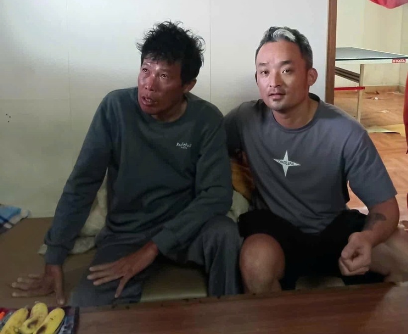 Anh Phan Duy Quang (bên trái) cũng đã được một tàu hàng cứu sống ở vùng biển Tam Quang, Gia Lai. Ảnh: Lao động
