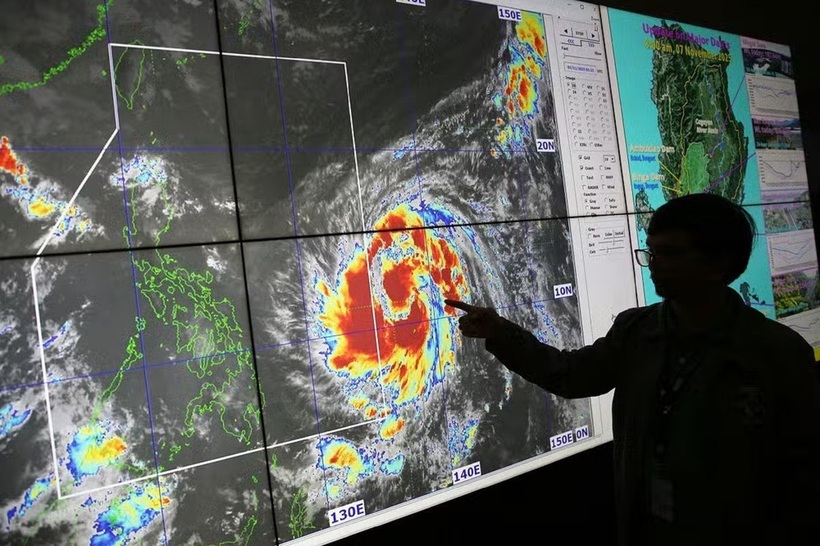 Bão Phượng Hoàng đã mạnh lên thành siêu bão và đang tiến về phía Philippines (Ảnh: Inquirer).