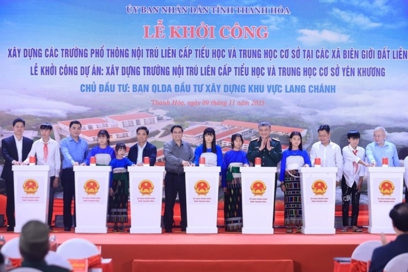 Thủ tướng Chính phủ Phạm Minh Chính cùng các đại biểu và các em học sinh thực hiện nghi thức khởi công (Ảnh: VGP).