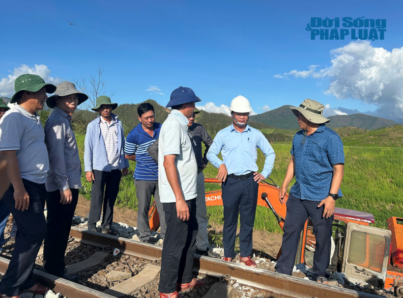 Cận cảnh hàng trăm công nhân khắc phục ray đường sắt "treo lơ lửng" do bão số 13 - 3