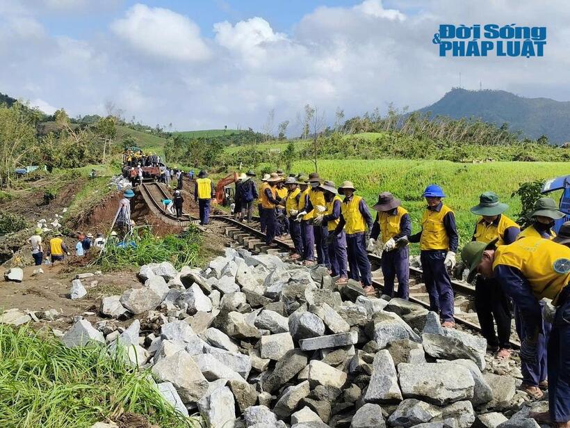 Tổng công ty Đường sắt Việt Nam huy động 200 công nhân vào hiện trường để tập trung khắc phục vị trí nền đường bị xói lở, cuốn trôi