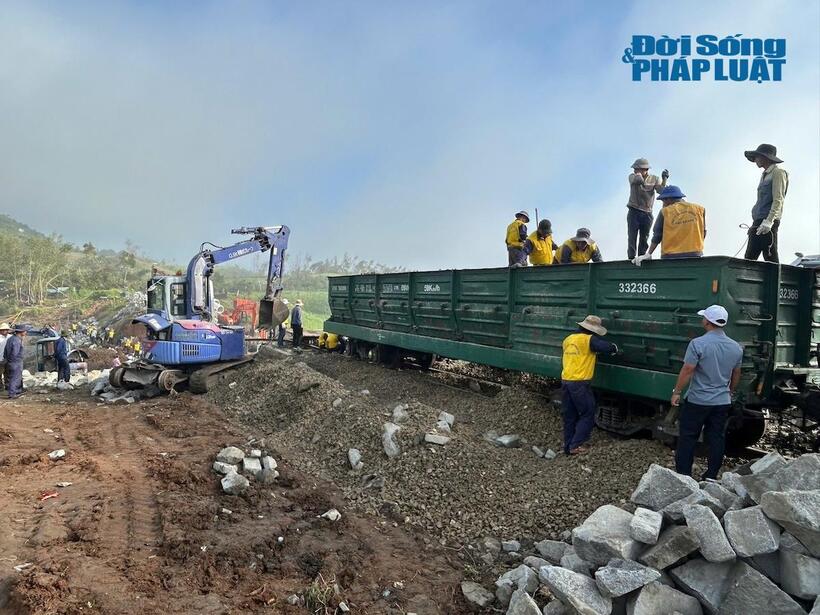 Hàng trăm công nhân, hàng trăm tấn vật liệu đắp nền, đá hộc cùng máy móc, thiết bị được chuyển về vị trí này để khôi phục lại nền đường