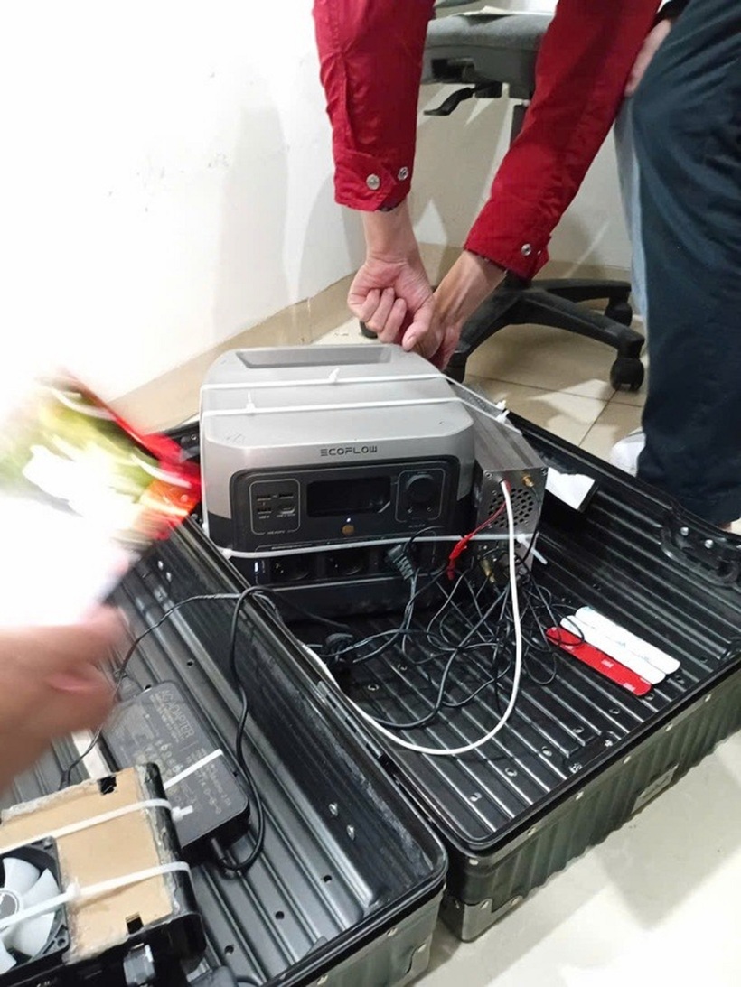 Bắt quả tang đối tượng sử dụng thiết bị BTS giả phát tán tin nhắn lừa đảo. Ảnh: VGP