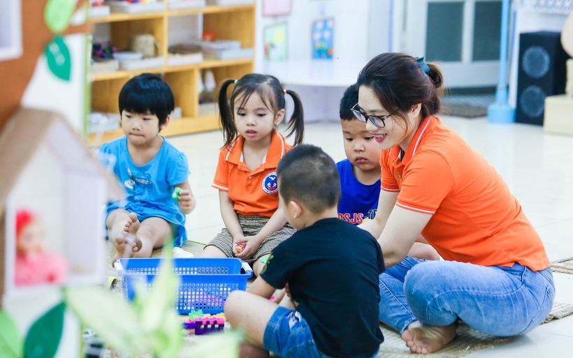 Loạt trường học bày tỏ mong muốn không nhận hoa dịp ngày Nhà giáo Việt Nam 20/11, thay vào đó là sách vở, bánh kẹo, dụng cụ học tập tặng học sinh... Ảnh minh họa