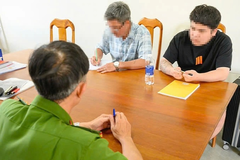 Công an phường Kon Tum đã phối hợp, hỗ trợ hoàn tất thủ tục để đưa em H. trở về đoàn tụ với gia đình. Ảnh: Báo Dân trí.