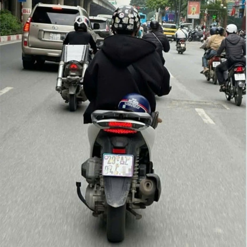 Xe mô tô biển kiểm soát 29A2-044.xx dán sticker che biển số khi lưu thông trên đường Khuất Duy Tiến (Hà Nội). Ảnh: Báo Hà Nội mới.