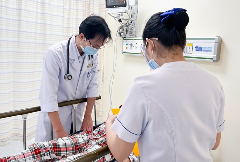 Bác sĩ chăm sóc cho bệnh nhân trong vụ ngộ độc bánh mì. Ảnh: VietNamnet