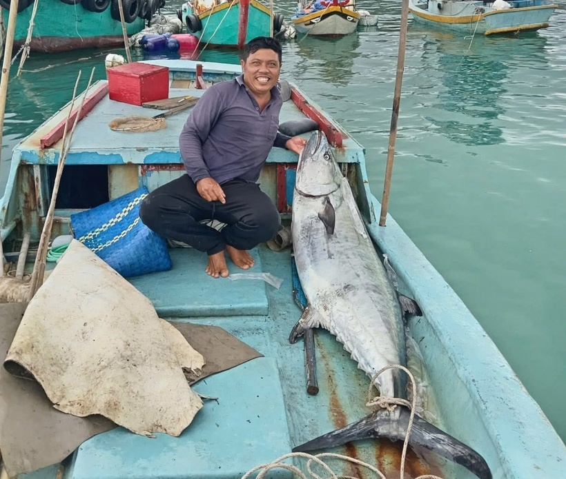 Anh Chín và con cá thu “khổng lồ”. Ảnh: Báo Người lao động.