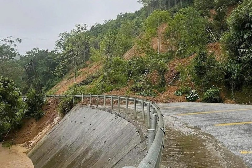 Do ảnh hưởng của mưa lũ, nhiều vị trí bị sạt lở gây ách tắc giao thông