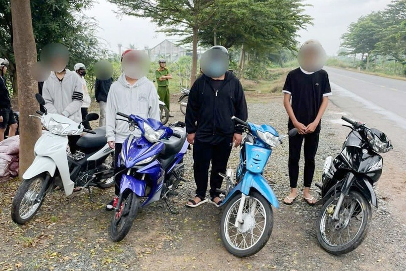 Nhóm thiếu niên chưa đủ tuổi lái xe máy tụ tập đi “săn mây”. Ảnh: Báo Dân trí.