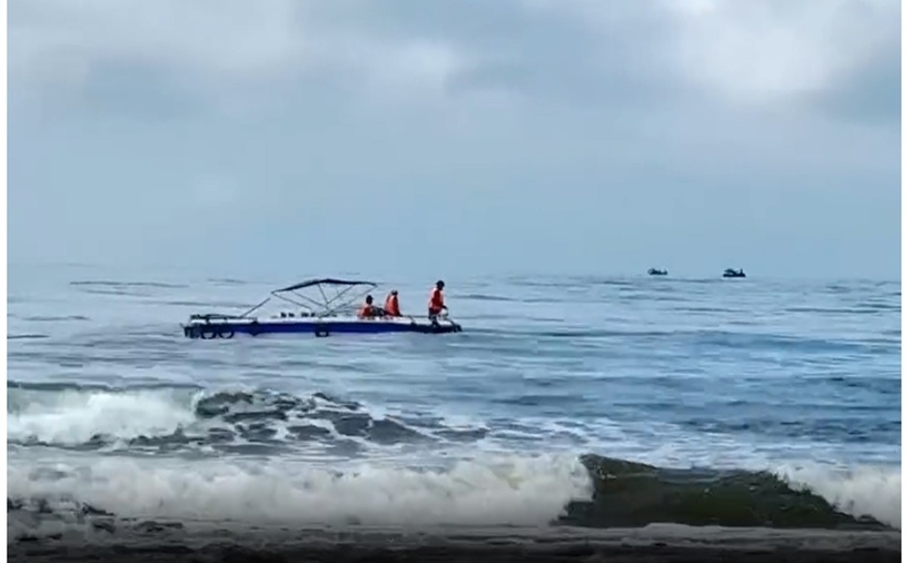Lực lượng chức năng tìm kiếm nam du khách trên biển vào chiều 8/11. (Ảnh: VietnamNet)